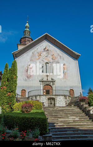 Kirche mit Turm und Gemälde. An der historischen Weiler Conflans, in der Nähe von Albertville. Departement Haute-Savoie, Frankreich. Stockfoto