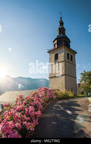 Kirchturm und bunten Blumen in Conflans. Eine historische Weiler in der Nähe von Albertville. Haute-Savoie, Frankreich. Retuschiert Stockfoto