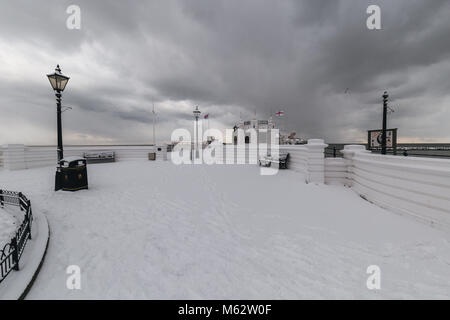 HERNE BAY, Kent, England - 27. FEBRUAR 2018: Winter Schnee am Meer Pier in Herne Bay, Kent, England Stockfoto