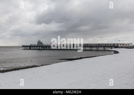 Winter Schnee am Meer Pier in Herne Bay, Kent, England Stockfoto