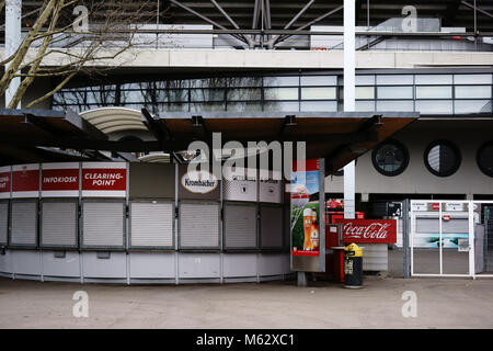 Stuttgart, Deutschland - 03 Februar, 2018: Lebensmittel und Getränke Automaten am Eingang der Mercedes-Benz Arena am Februar 03, 2018 in Stuttgart. Stockfoto