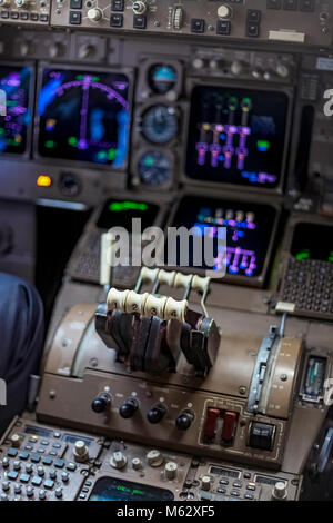 Nahaufnahme von Flight Controls in einem Flugzeugcockpit, Jumbo große Flugzeuge Stockfoto