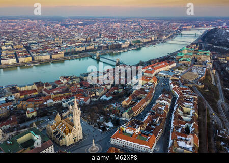 Budapest, Ungarn - Luftaufnahme von schönen Matthias Kirche mit Fisherman's Bastion, Budaer Burg Royal Palace und Széchenyi Kettenbrücke im Winter t Stockfoto