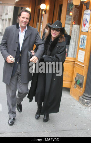 2006-FOTO JOAN COLLINS UND EHEMANN PERCY GIBSON Foto von John Barrett - PHOTOlink Stockfoto