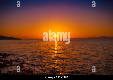 Blick auf Sonnenuntergang in einem Hafen der kleinen Stadt Postira - Dalmatien, Kroatien Stockfoto