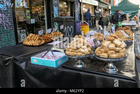 LONDON, GROSSBRITANNIEN - FEBR. 11, 2018: Arabische Bäckerei mit süßen Brot ein Brötchen auf dem Brick Lane Markt in Whitechapel, London. Stockfoto