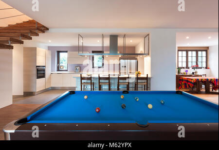 Moderne Loft, Zimmer mit Billard Stockfoto