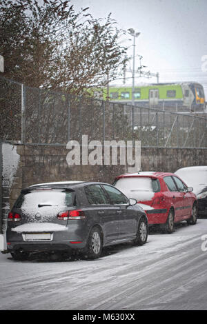 Dublin, Irland - 02/28/2018 Ossory Straße, Autos im Schnee. Tier aus dem Osten Stockfoto