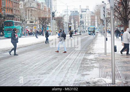 Dublin/Irland - 02/28/2018 Menschen zu Fuß bei Schneewetter im Stadtzentrum von Dublin, Oconnel Straße. Tier aus dem Osten. Stockfoto