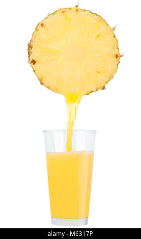 Konzeptionelle Bild - frische Ananas Saft fließt in das Glas Stockfoto