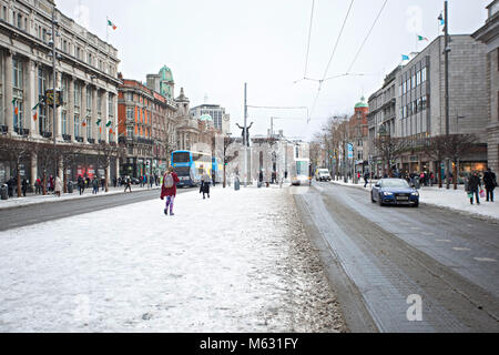 Dublin/Irland - 02/28/2018. Tier aus dem Osten, Autos, Dublin Bus und Straßenbahn Luas auf Oconnel Street im Zentrum der Dubliner im Schnee bedeckt. Stockfoto