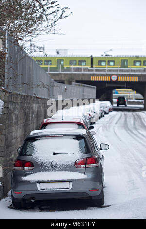 Dublin, Irland - 02/28/2018 Ossory Straße, Autos im Schnee. Tier aus dem Osten Stockfoto