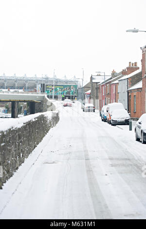 Dublin, Irland - 02/28/2018 Ossory Straße, Autos im Schnee. Tier aus dem Osten Stockfoto