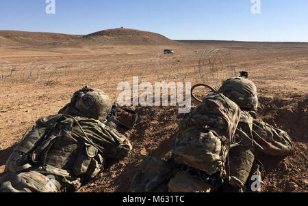 Soldaten aus Bravo Company", "Bushmasters 1 Bataillon, 184 Infanterie Regiment, Oklahoma Army National Guard, Abdeckung und wieder Feuer nach Erhalt simulierten Waffen Feuer während einer Übung in der Nähe von Amman, Jordanien am 2. Februar 2018. Das Szenario based Training erlaubt Bushmaster Führung die Fähigkeit Ihres Unternehmens, eine Straßensperre zu beurteilen, erstellen Sie einen Eintrag control point und feindliche Zugang zu wichtigen Terrain zu verweigern. (U.S. Armee Stockfoto