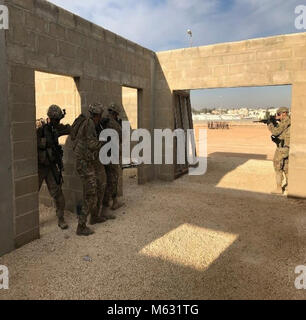 Soldaten aus Bravo Company", "Bushmasters 1 Bataillon, 184 Infanterie Regiment, Oklahoma Army National Guard, bereiten Sie sie vor, und ein Zimmer während einer Übung in der Nähe von Amman, Jordanien klar am 3. Januar 2018. (U.S. Armee Stockfoto