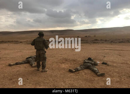 Soldaten aus Bravo Company", "Bushmasters 1 Bataillon, 184 Infanterie Regiment, Oklahoma Army National Guard, führen Sie eine 100 Meter zero mit ihren Advanced Combat Optical Gunsights, während einer Übung in der Nähe von Amman, Jordanien, am 29. Januar 2018. Dieses Training erlaubt Bushmaster Soldaten zu re-Genauigkeit Ihrer Waffe bestätigen und Ihre Treffsicherheit Fähigkeiten Herausforderung. (U.S. Armee Stockfoto