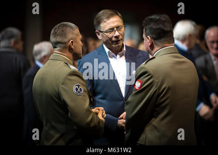 Mitglieder der Polnischen militärischen sprechen vor dem gemeinsamen Konzert zwischen der United States Army Europe Band und Chor und die polnische Luftwaffe Vertreter Orchester in Tarnowo Podgorne. (U.S. Armee Stockfoto