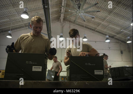 Staff Sgt. Brian O'Donnell (links) und Älterer Flieger Austin Hubbard Munition Techniker mit der 1 Special Operations Maintenance Squadron, öffnen Sie Kassetten von 30 mm Umläufe bei Hurlburt Field, Fla., Nov. 6, 2018. Crew Mitglieder prüfen die Umläufe für alles, würde sie unbrauchbar, bevor sie an die Flugzeuge halten. (U.S. Air Force Stockfoto