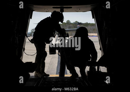 Aircrew Mitglieder mit der 8 Special Operations Squadron Verhalten vor dem Flug Inspektionen einer CV-22 Osprey Kipprotor-flugzeug an hurlburt Field, Fla., Nov. 6, 2017. Die Osprey kombiniert die vertikale Start, Landung und schweben Qualitäten von einem Hubschrauber mit großer Reichweite, Kraftstoffverbrauch und Geschwindigkeit Merkmale einer Turboprop-flugzeuge. (U.S. Air Force Stockfoto