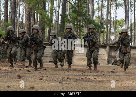 Us Marine Corps Rekruten mit platoon 4008, Papa, 4 Recruit Training Bataillon, taktvoll Schritt über stacheldraht am Tag Bewegung Kurs während der Krieger Ausbildung bei Paige Feld auf Marine Corps Depot rekrutieren, Parris Island, S.C., 7. Februar 2018. Basic Krieger Training ist entworfen, um die Bedeutung der Teamarbeit zu lehren, arbeiten unter Stress und wie gut durchzuführen und dabei die kleine Einheit Führung. (U.S. Marine Corps Stockfoto