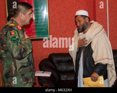 Der Vater eines afghanischen Commando Besuche mit Afghan National Army Special Operations Command Führung während ein Held Zeremonie am Lager Commando, Kabul, Afghanistan, 8. Februar, 2018. ANASOC lädt konsequent seine Helden und Familien Camp Commando. Bei der Begehung wurden die Verwundeten erhalten die richtige Pflege für ihre Verletzungen und die Familien sind für ihre große Opfer anerkannte Sicherheit und Stabilität für alle Afghanen zu verbessern. (U.S. Armee Stockfoto