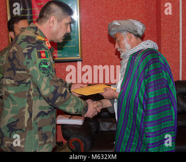 Der Vater eines afghanischen Commando Besuche mit Afghan National Army Special Operations Command Führung während ein Held Zeremonie am Lager Commando, Kabul, Afghanistan, 8. Februar, 2018. ANASOC lädt konsequent seine Helden und Familien Camp Commando. Bei der Begehung wurden die Verwundeten erhalten die richtige Pflege für ihre Verletzungen und die Familien sind für ihre große Opfer anerkannte Sicherheit und Stabilität für alle Afghanen zu verbessern. (U.S. Armee Stockfoto