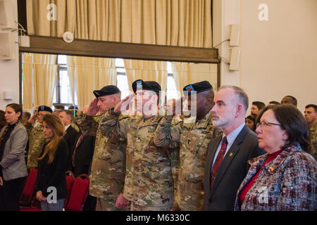 ANSBACH, Deutschland - ein Wechsel der Verantwortung Zeremonie für die US-Armee Garnison Ansbach Command Sergeant Major fand am 8. Februar 2018, in der von Steuben Community Center auf Bismarck Kaserne. Die ausgehende Command Sergeant Major Derek R. Cuvellier die Farben aufgegeben, was bedeutet, dass die Übertragung der Verantwortung auf eingehende Command Sergeant Major Philson Tavernier. Nach der Übertragung der Farben, eine Pensionierung Zeremonie war für Cuvellier, worin er Auszeichnungen für Service erhalten. Ein Empfang anschließt. USAG Ansbach Kommandant Oberst Benjamin C. Jones führte die Zeremonie effektiv tra Stockfoto