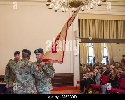 ANSBACH, Deutschland - ein Wechsel der Verantwortung Zeremonie für die US-Armee Garnison Ansbach Command Sergeant Major fand am 8. Februar 2018, in der von Steuben Community Center auf Bismarck Kaserne. Die ausgehende Command Sergeant Major Derek R. Cuvellier die Farben aufgegeben, was bedeutet, dass die Übertragung der Verantwortung auf eingehende Command Sergeant Major Philson Tavernier. Nach der Übertragung der Farben, eine Pensionierung Zeremonie war für Cuvellier, worin er Auszeichnungen für Service erhalten. Ein Empfang anschließt. USAG Ansbach Kommandant Oberst Benjamin C. Jones führte die Zeremonie effektiv tra Stockfoto