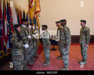 ANSBACH, Deutschland - ein Wechsel der Verantwortung Zeremonie für die US-Armee Garnison Ansbach Command Sergeant Major fand am 8. Februar 2018, in der von Steuben Community Center auf Bismarck Kaserne. Die ausgehende Command Sergeant Major Derek R. Cuvellier die Farben aufgegeben, was bedeutet, dass die Übertragung der Verantwortung auf eingehende Command Sergeant Major Philson Tavernier. Nach der Übertragung der Farben, eine Pensionierung Zeremonie war für Cuvellier, worin er Auszeichnungen für Service erhalten. Ein Empfang anschließt. USAG Ansbach Kommandant Oberst Benjamin C. Jones führte die Zeremonie effektiv tra Stockfoto