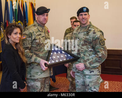 ANSBACH, Deutschland - ein Wechsel der Verantwortung Zeremonie für die US-Armee Garnison Ansbach (USAG Ansbach) Command Sergeant Major fand am 8. Februar 2018, in der von Steuben Community Center auf Bismarck Kaserne. Die ausgehende Command Sergeant Major Derek R. Cuvellier die Farben aufgegeben, was bedeutet, dass die Übertragung der Verantwortung auf eingehende Command Sergeant Major Philson Tavernier. Nach der Übertragung der Farben, eine Pensionierung Zeremonie war für Cuvellier, worin er Auszeichnungen für Service erhalten. Ein Empfang anschließt. USAG Ansbach Kommandant Oberst Benjamin C. Jones führte die Zeremonie Stockfoto