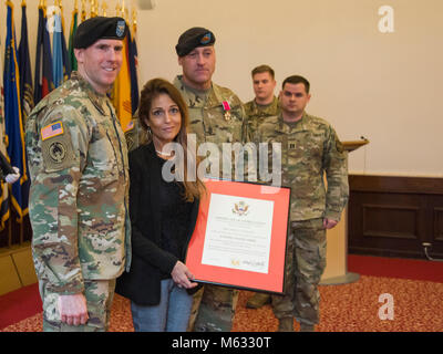 ANSBACH, Deutschland - ein Wechsel der Verantwortung Zeremonie für die US-Armee Garnison Ansbach (USAG Ansbach) Command Sergeant Major fand am 8. Februar 2018, in der von Steuben Community Center auf Bismarck Kaserne. Die ausgehende Command Sergeant Major Derek R. Cuvellier die Farben aufgegeben, was bedeutet, dass die Übertragung der Verantwortung auf eingehende Command Sergeant Major Philson Tavernier. Nach der Übertragung der Farben, eine Pensionierung Zeremonie war für Cuvellier, worin er Auszeichnungen für Service erhalten. Ein Empfang anschließt. USAG Ansbach Kommandant Oberst Benjamin C. Jones führte die Zeremonie Stockfoto