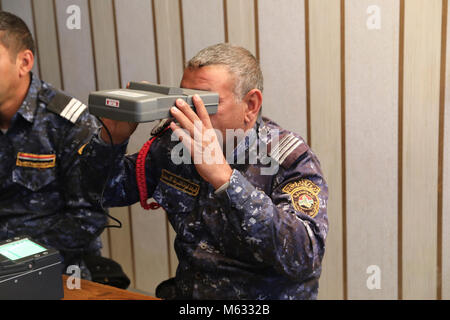 Eine irakische Bundespolizei Mitglied zu 2 Bataillon zugeordnet, 4. Brigade, hat seine Biometrie, der bei der Anmeldung am Besmaya Bereich Komplexe, Irak, Feb 8, 2018 gefangen. Seit 2014, Betrieb die Mitglieder lösen baseline Kapazität von mehr als 130.000 irakische Sicherheitskräfte ausgebildet ISIS innerhalb der irakischen Sicherheitskräfte zu besiegen aufgebaut haben, ist es an der Zeit diese Fähigkeiten Wiederaufleben der ISIS zu verhindern und die Stabilität innerhalb ihrer Nation zu erstellen. (U.S. Armee Stockfoto