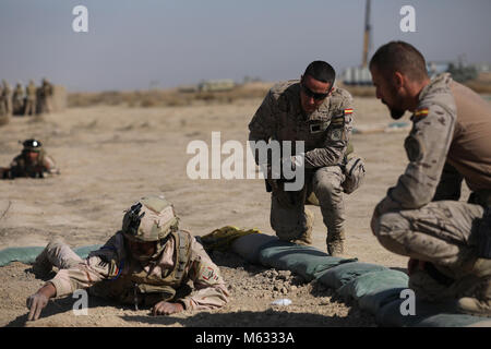 Eine irakische Armee Mitglied zu 1 Bataillon zugeordnet, 40th Brigade, nimmt teil an einer improvisierten explosiven geräteerkennung Klasse mit Spanischen Armee Ausbildern, an der Besmaya Bereich Komplexe, Irak, 8. Februar, 2018. Seit 2014, Betrieb die Mitglieder lösen baseline Kapazität von mehr als 130.000 irakische Sicherheitskräfte ausgebildet ISIS innerhalb der irakischen Sicherheitskräfte zu besiegen aufgebaut haben, ist es an der Zeit diese Fähigkeiten Wiederaufleben der ISIS zu verhindern und die Stabilität innerhalb ihrer Nation zu erstellen. (U.S. Armee Stockfoto