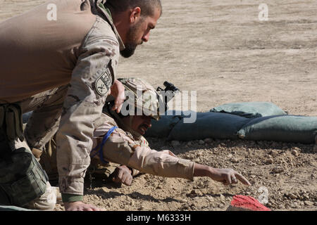 Eine irakische Armee Mitglied zu 1 Bataillon zugeordnet, 40th Brigade, nimmt teil an einer improvisierten explosiven geräteerkennung Klasse mit Spanischen Armee Ausbildern, an der Besmaya Bereich Komplexe, Irak, 8. Februar, 2018. Seit 2014, Betrieb die Mitglieder lösen baseline Kapazität von mehr als 130.000 irakische Sicherheitskräfte ausgebildet ISIS innerhalb der irakischen Sicherheitskräfte zu besiegen aufgebaut haben, ist es an der Zeit diese Fähigkeiten Wiederaufleben der ISIS zu verhindern und die Stabilität innerhalb ihrer Nation zu erstellen. (U.S. Armee Stockfoto