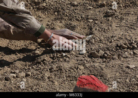 Eine irakische Armee Mitglied zu 1 Bataillon zugeordnet, 40th Brigade, nimmt teil an einer improvisierten explosiven geräteerkennung Klasse mit Spanischen Armee Ausbildern, an der Besmaya Bereich Komplexe, Irak, 8. Februar, 2018. Seit 2014, Betrieb die Mitglieder lösen baseline Kapazität von mehr als 130.000 irakische Sicherheitskräfte ausgebildet ISIS innerhalb der irakischen Sicherheitskräfte zu besiegen aufgebaut haben, ist es an der Zeit diese Fähigkeiten Wiederaufleben der ISIS zu verhindern und die Stabilität innerhalb ihrer Nation zu erstellen. (U.S. Armee Stockfoto