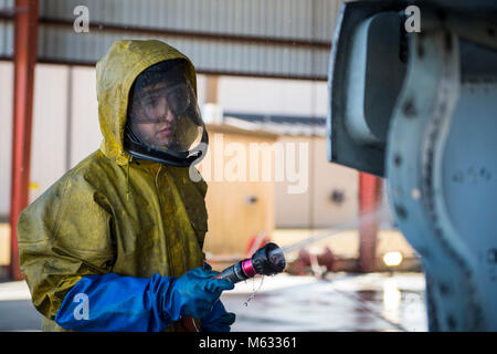 Älterer Flieger Michael Atkinson, 74th Aircraft Maintenance Unit engagierte Crew Chief, Sprays der Seite eines C A-10 Thunderbolt II, Feb 8, 2018, bei Moody Air Force Base, Ga. Neben der mechanischen und elektrischen Instandhaltung, muss ein-10alle 180 Tage gewaschen oder ca. 1.000 Flugstunden, um Korrosion durch Rückstände aus der Pistole und Auspuff des Motors verursacht werden. (U.S. Air Force Stockfoto