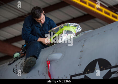 Älterer Flieger Michael Atkinson, 74th Aircraft Maintenance Unit engagierte Crew Chief, schützt eine Komponente vor dem Waschen eine A-10 Thunderbolt II C, Feb 8, 2018, bei Moody Air Force Base, Ga Flieger abgeschottet verschiedene elektrische Komponenten vor dem Waschen von Chemikalien, die in der Soap zu schützen. (U.S. Air Force Stockfoto