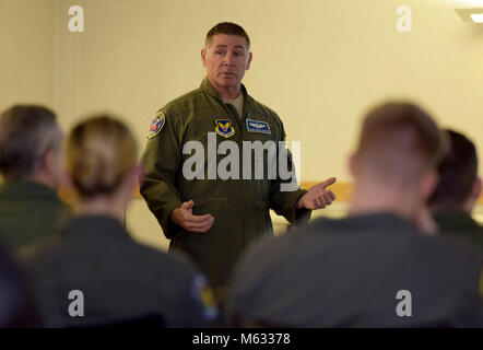 Us Air Force Chief Master Sgt. Randy Scanlan, Luftwaffe Personal Center Leiter der Soldaten aircrew Zuweisungen, Joint Base San Antonio-Randolph, führt eine Frage- und Antwortrunde mit Ausleger Betreiber an RAF Mildenhall, Feb 8, 2018. Die fragerunde war einer von drei Briefings während der älteren Soldaten Leaders' Besuch in Themen und Programme im Zusammenhang mit der CEA Karriere Felder zu diskutieren. (U.S. Air Force Stockfoto