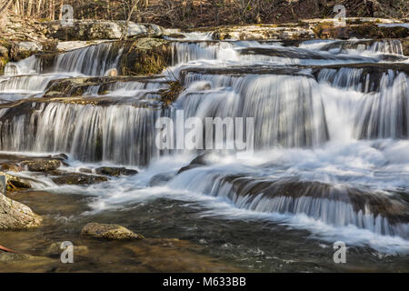 Einer mehrstufigen Wasserfällen auf steinigen Nelke Creek in Greene Land in den Catskill Mountains in Edgewood, New York Stockfoto