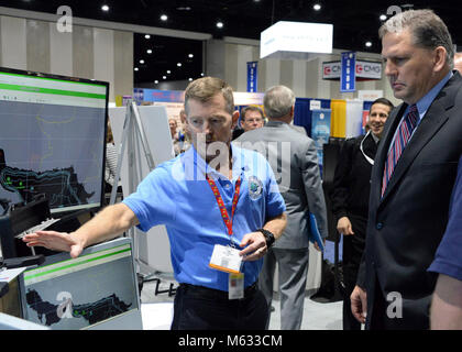 SAN DIEGO (Feb. 8, 2018) Tom Johnson, ein Ingenieur für Raum und Naval Warfare Systems Center Pazifik zugewiesen, bespricht die Intelligenz auf Programm (ICOP) mit James Geurts, Assistant Secretary der Marine für Forschung, Entwicklung und Beschaffung (ASN (RD&A)), in der US-Marine Information Warfare (IW) Pavillon auf der West Konferenz 2018. Die IW Pavillon verdeutlicht das Engagement der Marine zu warfighting im Zeitalter der Information durch den Einsatz von Referenten, Panels, Experten und die Fähigkeit von Organisationen, darunter auch das Amt des stellvertretenden Leiter der Marineoperation Stockfoto