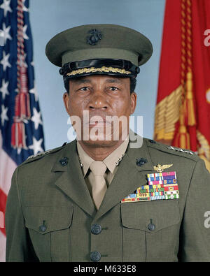 US Marine Corps Generalleutnant Frank E., Jr. der ersten afroamerikanischen Marine Corps Aviator und die ersten afroamerikanischen Marine Corps Offizier gefördert werden allgemeine zum brigadier. Geboren am 2. März 1932, in Topeka, Kansas, Petersen war in der Marine Corps im Jahre 1952 in Auftrag gegeben, nachdem er zwei Jahre in der US Navy. Petersen serviert während des Koreakrieges 1953 und Vietnam im Jahr 1968. Während seiner Karriere, Petersen flog mehr als 350 Einsätze und mehr als 4.000 Stunden in den verschiedenen militärischen Flugzeugen. Petersen war zum Brigadier General am Februar 23, 1979 gefördert, werden der erste Afri Stockfoto