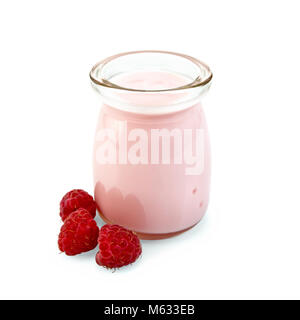Milchshake mit Himbeeren im Glas, Beeren isoliert auf weißem Hintergrund Stockfoto