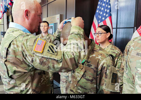 Command Sgt. Maj Richard Johnson (links), Erste Armee Command Sergeant Major, Orte ein Sergeant Audie Murphy Club Medaillon um den Hals der ersten Armee neueste SAMC Mitglied, Sgt. 1. Klasse Terrance Porter, während einer Zeremonie, Feb 9, 2018, bei der ersten Armee Hauptquartier auf Rock Island Arsenal, Illinois Porter, die erste Armee, Assistant Inspector General, wird von den anderen Führern als beispielhaftes noncommissioned Officer, die von der Vorderseite führt beschrieben. Stockfoto