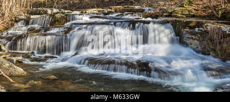 Panoramabild von einer mehrstufigen Wasserfällen auf steinigen Nelke Creek in Greene Land in den Catskill Mountains in Edgewood, New York Stockfoto