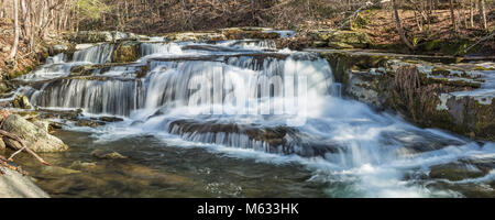 Panoramabild von einer mehrstufigen Wasserfällen auf steinigen Nelke Creek in Greene Land in den Catskill Mountains in Edgewood, New York Stockfoto