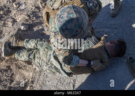 Petty Officer 2nd class Tyler Fugarino, ein corpsman mit 2. Transport Support Bataillons, Bekämpfung der Logistik Regiment (CLR) 25, 2. Marine Logistics Group, medizinische Betreuung sorgt für einen simulierten Unfall während Improvised Explosive Devices (IED) Ausbildung bei Glück Junge Pass, Marine Corps Mountain warfare Training Center, Bridgeport, Calif., Feb 9, 2018. Marines mit CLR-25 nahmen an bergige taktische Konvoi Training die Marines Erfahrung in der Ied Anerkennung, Navigation im bergigen Gelände, Feind kontaktbohrgeräte zur Verfügung zu stellen, und Unfallversicherung Behandlung und evacuatio Stockfoto