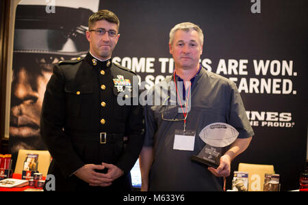 Kevin Golden, Fußball-Trainer Keller's Timber Creek, stellt an der Seite von Maj Thomas Morrow, Marine Corps Recruiting Station Fort Worth kommandierenden Offizier, nachdem mit der Semper Fi verliehen wird. Die Auszeichnung wurde während der Glaser Klinik Feb 9, 2018 präsentiert. ( Stockfoto