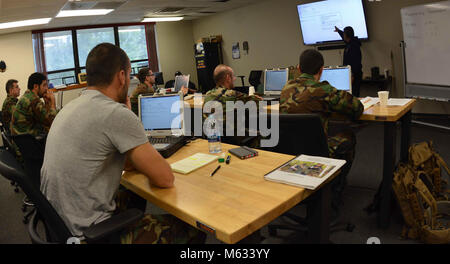 STENNIS SPACE CENTER, Fräulein - Internationale Studierende in den Naval kleine Handwerks- Anweisung und technisches Training School International Taktische Kommunikation Kurs teilnehmenden Hören zu einer Klasse Vortrag über Einrichtungen NAVSCIATTS' auf dem John C Stennis Space Center in Mississippi. Studenten Ausbildung in Klasse 18-2 der Iteration der ITCC vertreten die Länder in Kuwait, Oman und Bulgarien. ITCC ist in einem 5-wöchigen Kurs der Anweisung für ausgewählte Sicherheitskräfte mit spezialisierten unclassified Ausbildung im taktischen Sprach- und Datenkommunikation über die Harris R zur Verfügung zu stellen Stockfoto