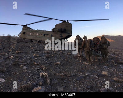 Mitglieder des 83rd Expeditionary Rescue Squadron bereiten ein US Army CH-47 Chinook Board an einem unbekannten Ort in Afghanistan die 83 ERQS zu, der sich aus der Armee Chinook Crews und Air Force Schutzengel Teams, bieten Air Force Central Command mit einem Suche und Rettung. ( Stockfoto