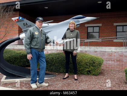 Howard Havlichek, ein WWII-era-Veteran, und sein Freund Debbie Shannon, vor der Static Display der 149. Aktivitäten des Konzerns während ihres Besuchs in der 149 Fighter Wing, an JBSA - Lackland, Texas, Feb 9, 2018 gehabt. (Air National Guard Stockfoto